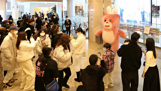27일 서울 잠실 못데월드몰 1층에 등장한 '벨리곰'을 본 시민들이 인증샷을 찍고 있다. 롯데홈쇼핑 제공